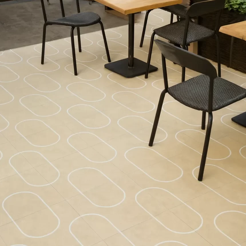 Khu vực ngoài trời quán cafe lát gạch bông Novita MIMOSA 3338 Khu vực ngoài trời quán cafe lát gạch bông 30x30 men matt Novita MIMOSA 3338 màu be trắng, nổi bật hoa văn uốn cong trên nền tự nhiên.