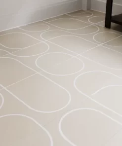 Sàn phòng khách rộng lát gạch bông 30x30 men matt màu be trắng Novita MIMOSA 3338, các viên lát đều nhau với hoa văn uốn cong đặc trưng.