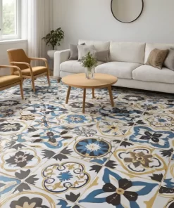 Gạch bông 30x30 Novita MIMOSA 3345 lát kín nền phòng khách hiện đại, nổi bật với họa tiết xanh dương, vàng, nâu, đen trên nền trắng.