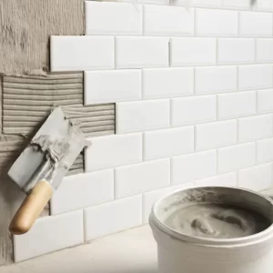 Keo dán gạch thẻ và bay trét keo trên bề mặt tường lát thẻ ngoài trời và trong nhà