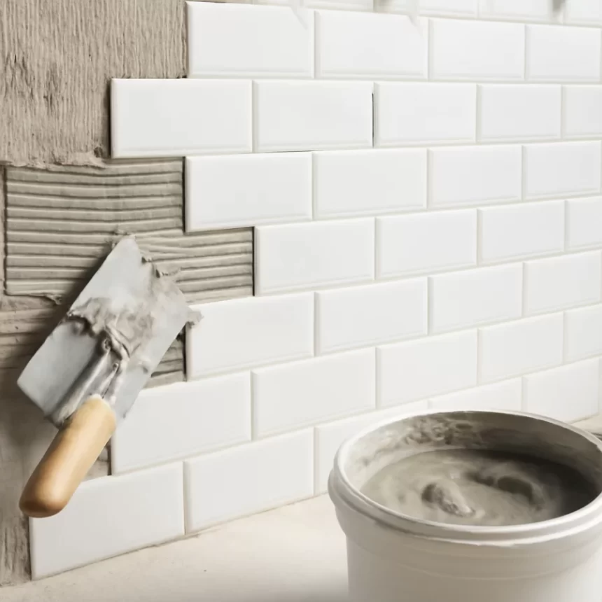 Keo dán gạch thẻ và bay trét keo trên bề mặt tường lát thẻ ngoài trời và trong nhà