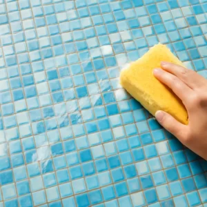 Góc cận cảnh gạch mosaic và đường ron sạch sáng trong không gian nhà tắm, ánh sáng tự nhiên