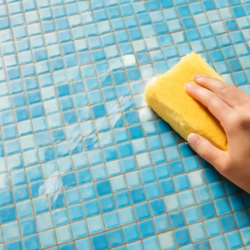 Góc cận cảnh gạch mosaic và đường ron sạch sáng trong không gian nhà tắm, ánh sáng tự nhiên
