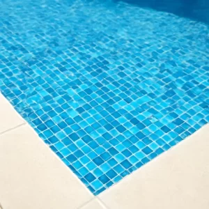 Cận cảnh bề mặt gạch mosaic cho hồ bơi với mạch ron hoàn thiện sạch sẽ