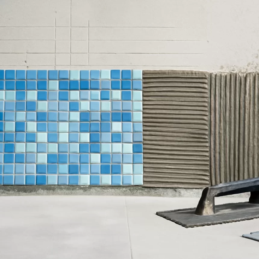 Quy trình thi công gạch mosaic với bề mặt nền đã xử lý và vỉ mosaic đang được dán, căn mạch